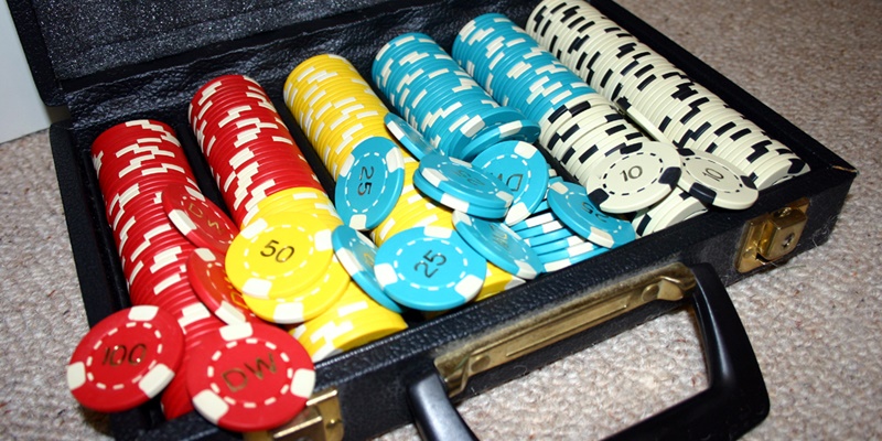 Chip Poker dùng để thay thế tiền mặt trong sòng bạc